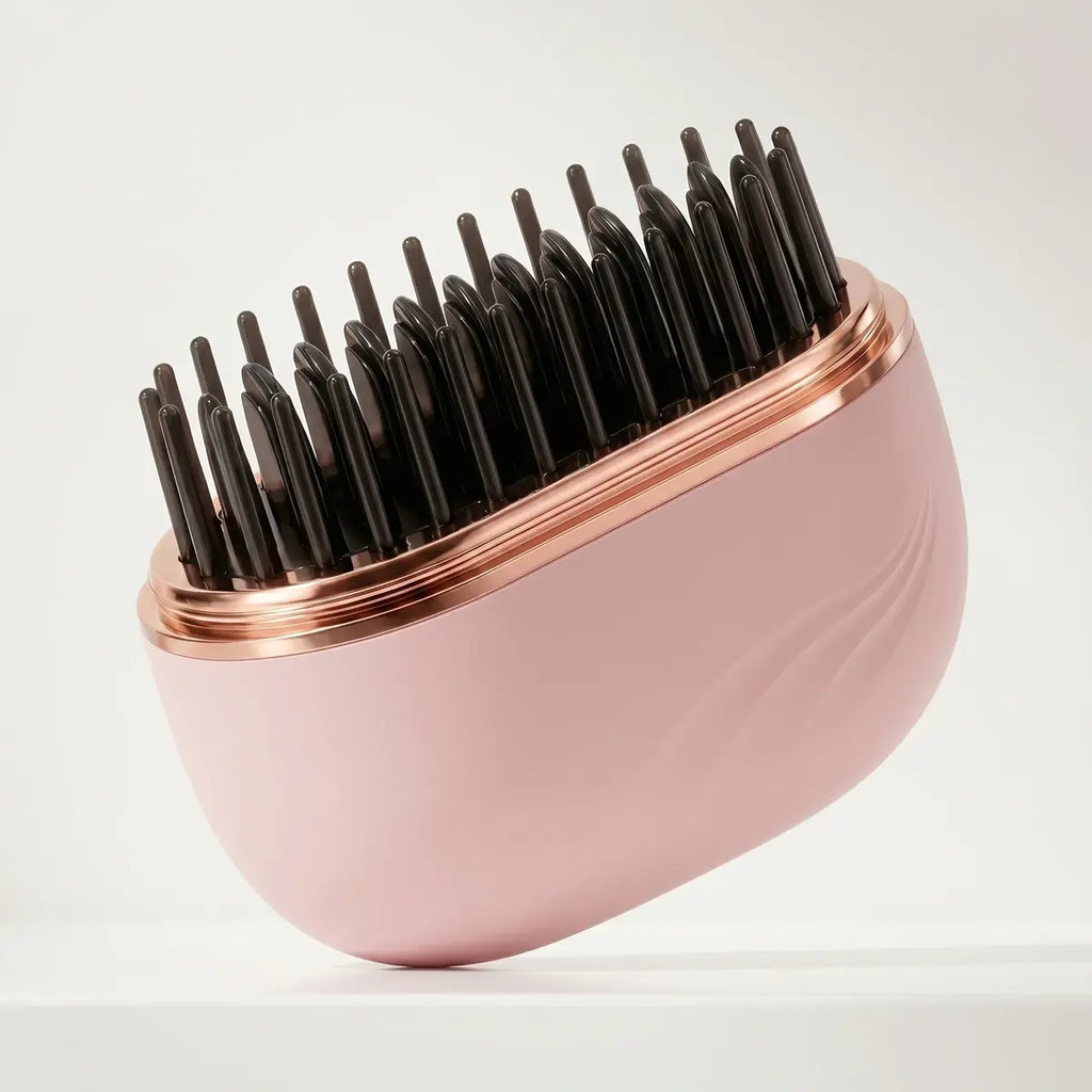 Mini brosse lissante chauffante portable de couleur rose poudré et doré