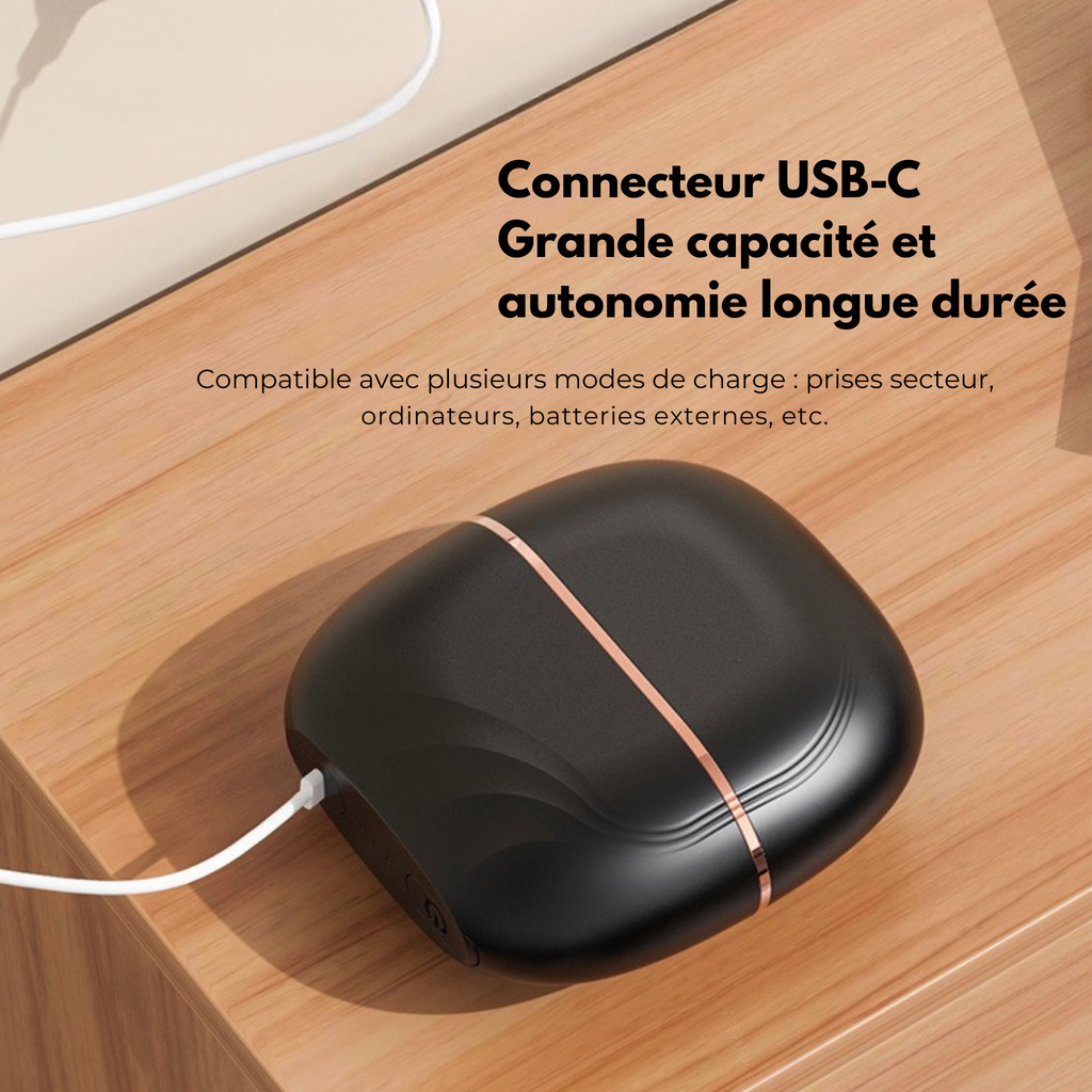 Brosse lissante sans fil Charlyss™  - Connecteur USB-C noir sur une surface en bois, offrant grande capacité et autonomie longue durée.