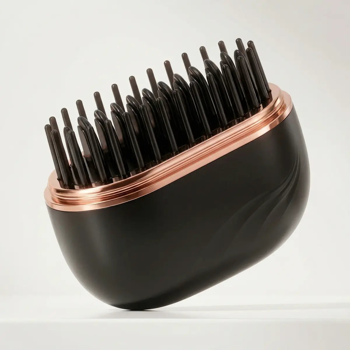 Brosse lissante sans fil Charlyss de couleur noire avec des finitions en or rose