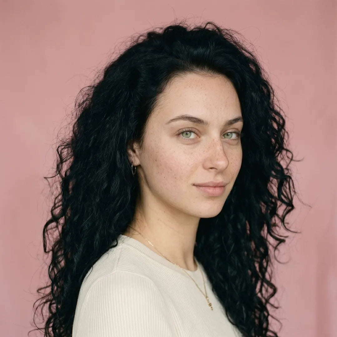 Modèle féminin regardant directement l'objectif, affichant une coiffure parfaitement lisse obtenue avec Charlyss™.